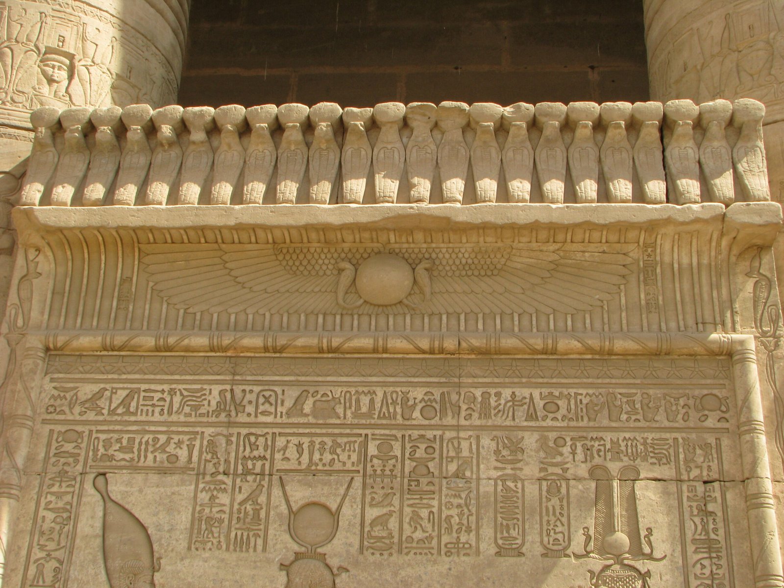 L'architrave con il disco solare alato, i geroglifici e la cornice a gola di un tempio egizio