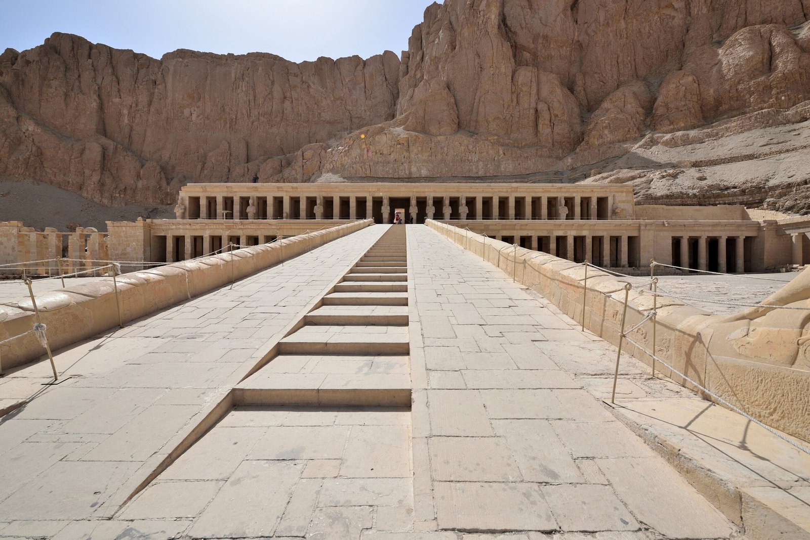 La lunga rampa che sale al tempio di Hatshepsut a Deir el-Bahari, ai piedi della falesia
