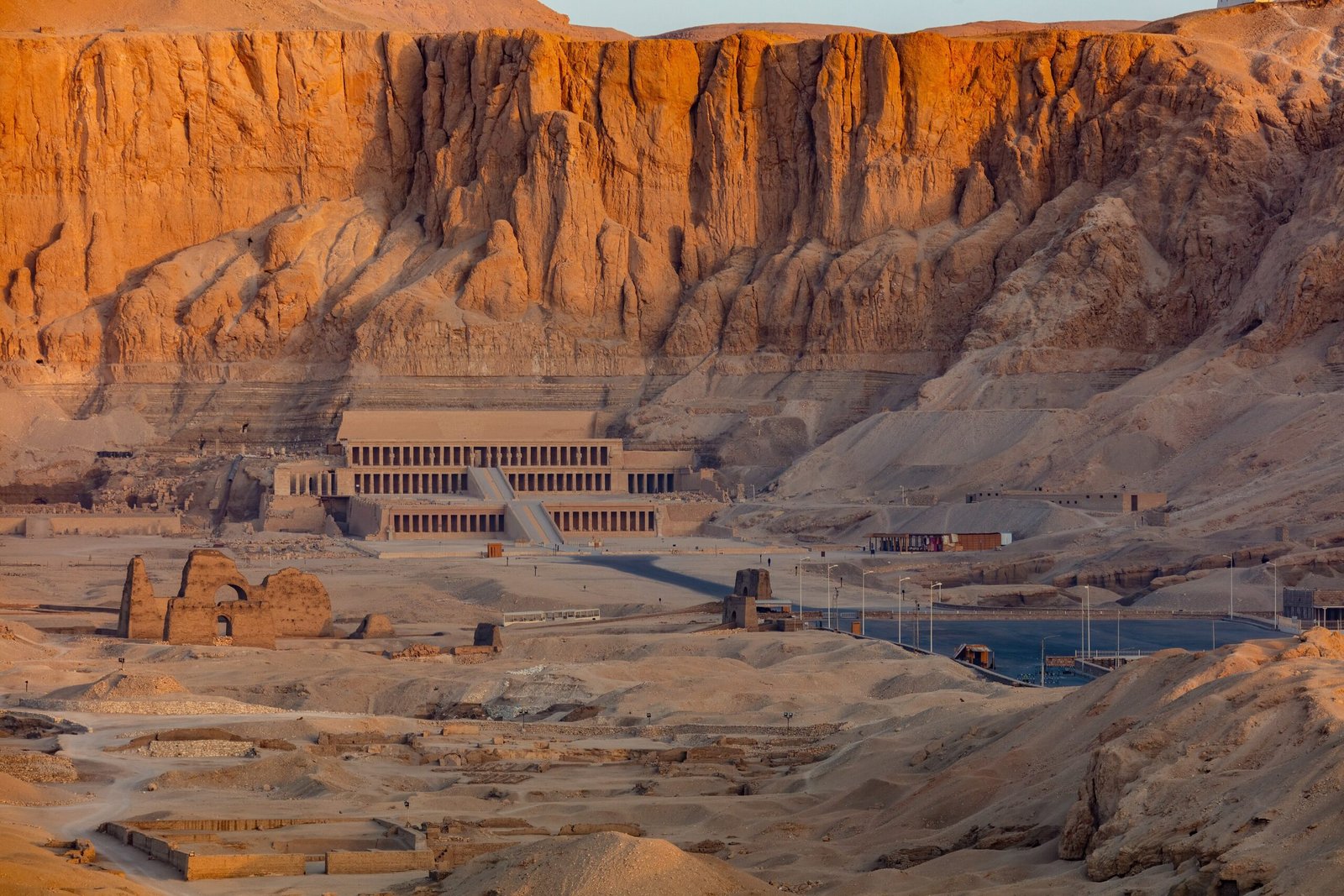 Il tempio di Hatshepsut a terrazze sotto la falesia di Deir el-Bahari, nella luce arancione del mattino