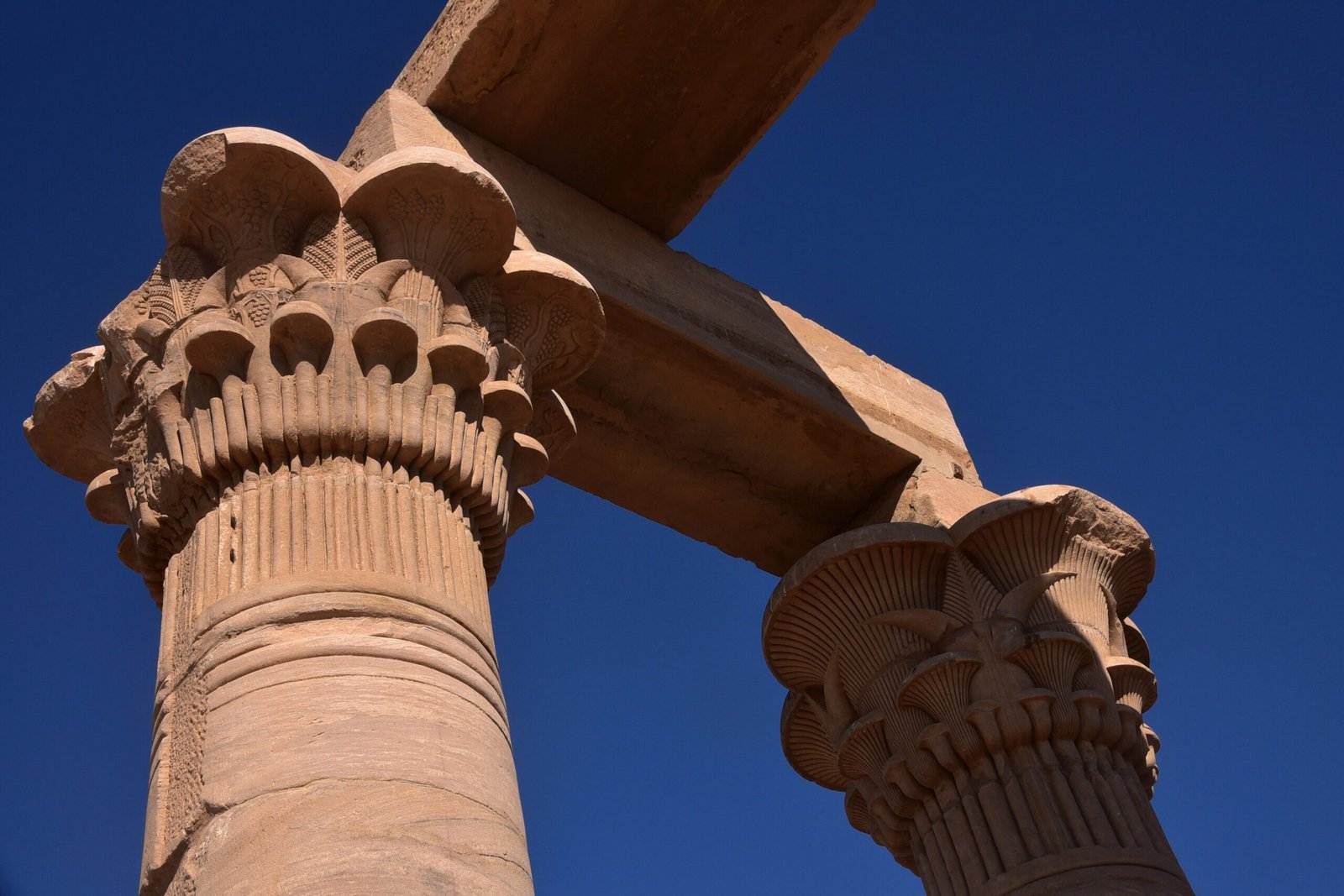 I capitelli floreali del chiosco di Qertassi con l'architrave di pietra, ripresi dal basso