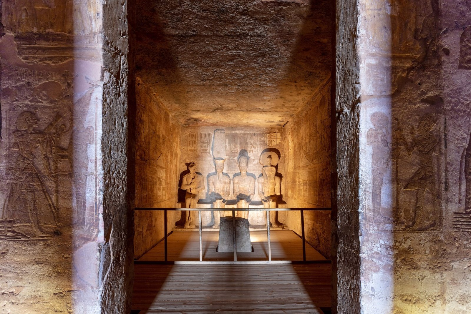 Il santuario interno del grande tempio di Abu Simbel con le quattro statue sedute illuminate in fondo al corridoio
