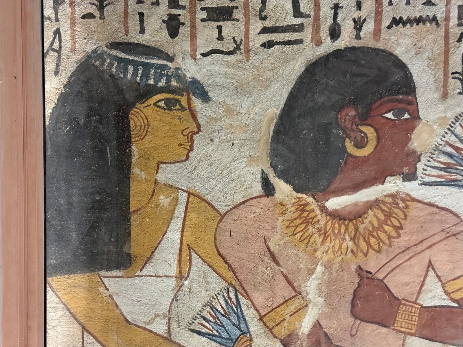 Due figure dipinte con parrucche nere e gioielli in una tomba dei Nobili a Luxor ovest, in primo piano