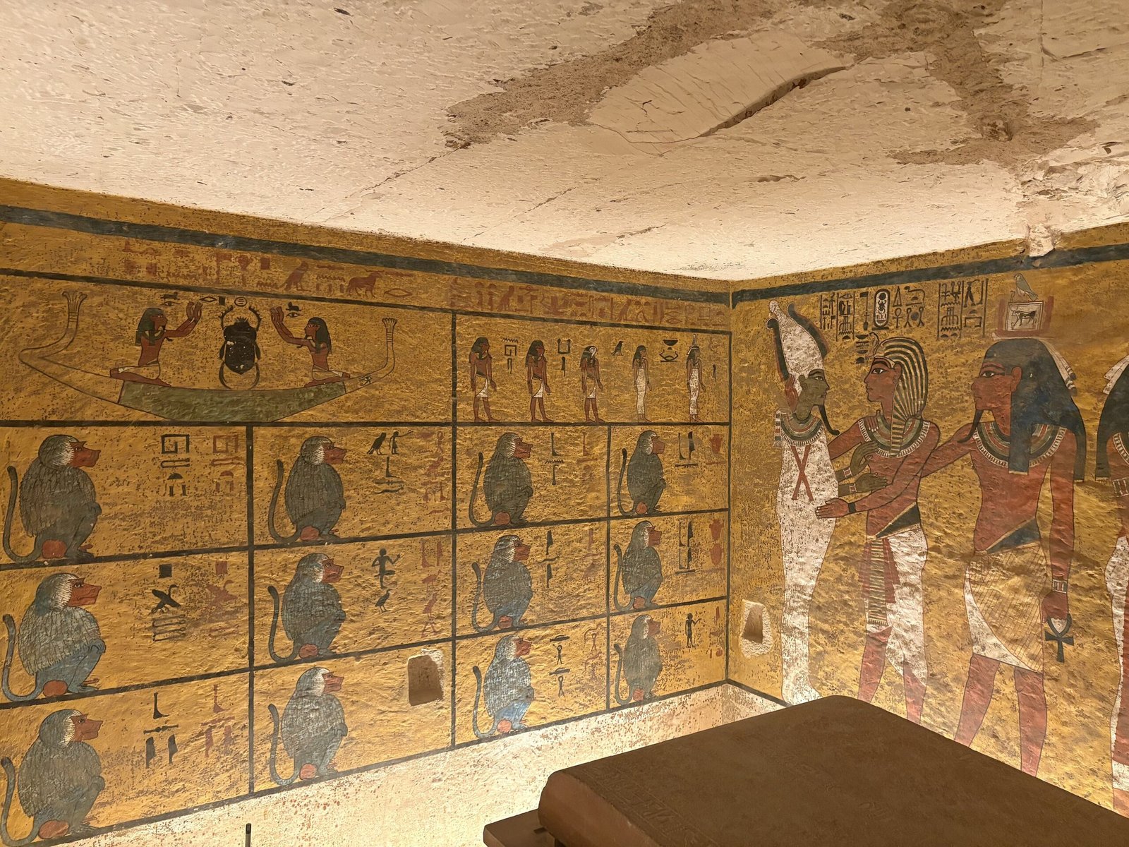 La parete con i babbuini sacri nella camera funeraria di Tutankhamon, dipinta su fondo giallo