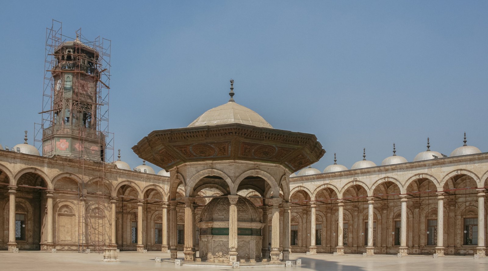 Il cortile della moschea di Muhammad Ali alla Cittadella del Cairo, con la fontana per le abluzioni sotto la cupola