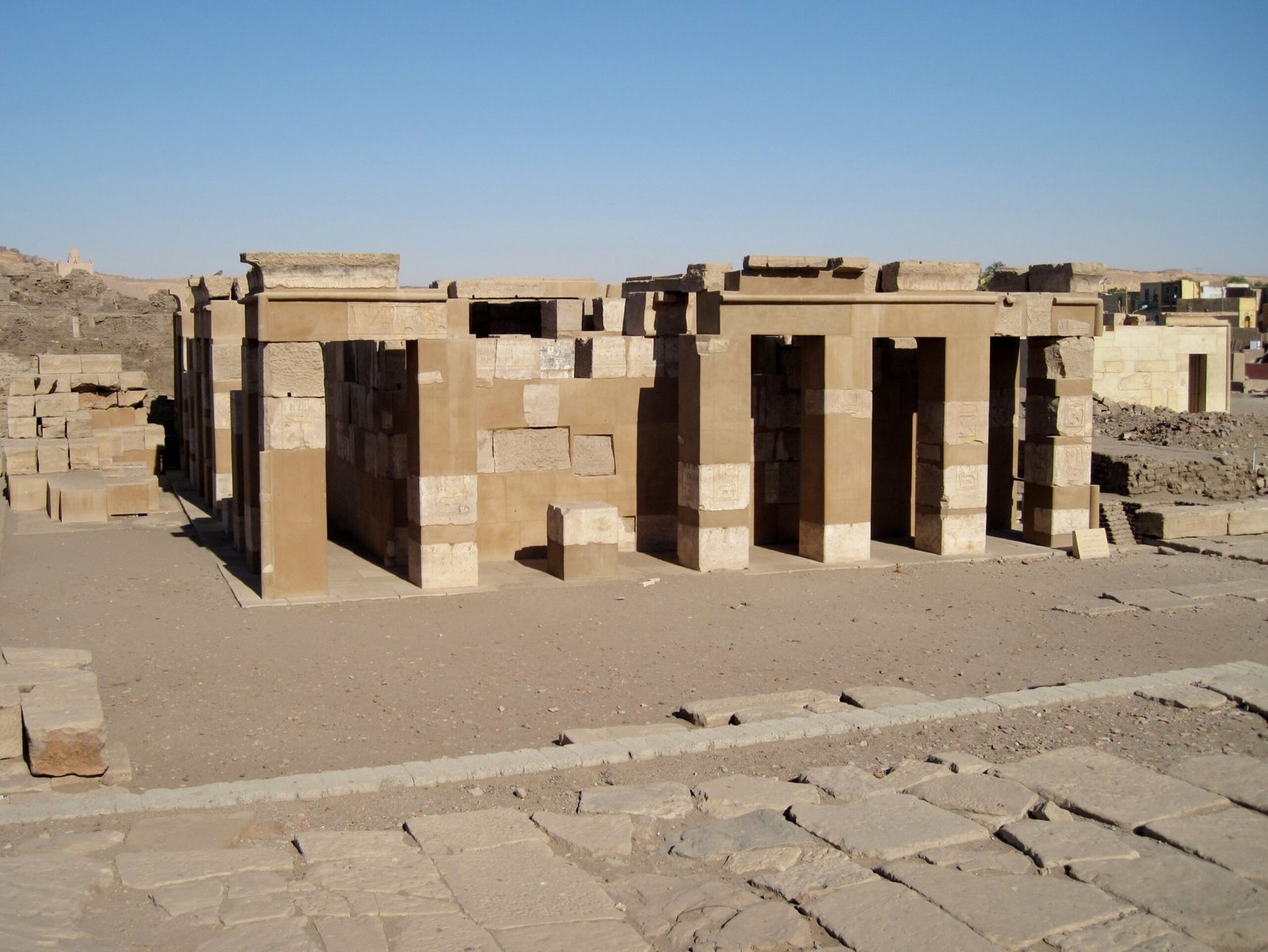 Le rovine del tempio di Satet sull'isola Elefantina, con i blocchi di pietra e le colonne basse